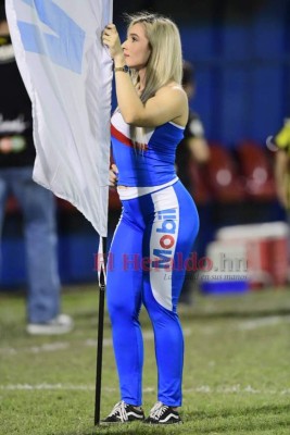 FOTOS: Sonrientes y bellas, las mujeres que acudieron al estadio Morazán