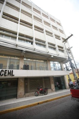 Sin salarios unos 500 empleados de Educación