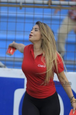 FOTOS: Hermosas chicas presentes en el Olímpico para apoyar a la H ante Chile