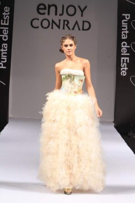 Transparencias, guipur y sedas en la pasarela