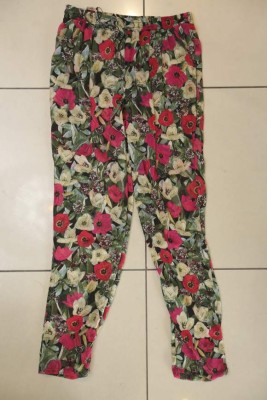 Invada de flores todas sus piernas con este estampado pantalón. The Heels.