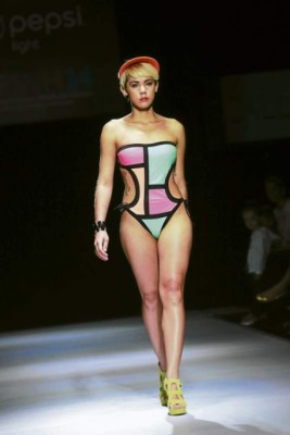 Delicadas prendas que emergen del jardín a la pasarela