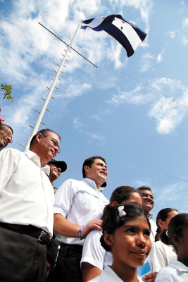 Tres presidenciables ven izar la bandera en la isla Conejo
