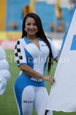 Pasarela de hermosas hondureñas en los partidos de repechaje de la Liguilla