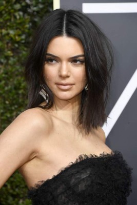 Critican severo acné de Kendall Jenner durante los Globos de Oro 2018 (FOTOS)