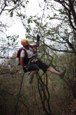 Un aventurero que vive desafiando riscos y montañas