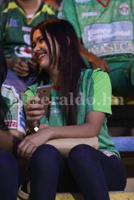 Pasarela de hermosas hondureñas en los partidos de repechaje de la Liguilla