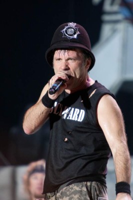 Vocalista de Iron Maiden tiene cáncer