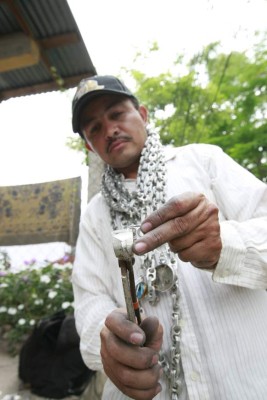 Hondureño sueña con ingresar a los Guinness con cadena de anillas más larga