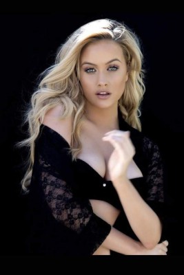 Simone Holtznagel, sensual chica guess