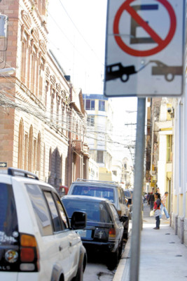 Conductores convierten centro histórico de la capital de Honduras en gigantesco parqueo