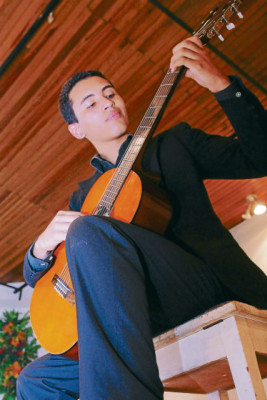 Kevin, un destacado guitarrista de la ENM