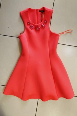 Incrustaciones de collar en su vestuario
