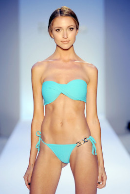 Sensuales y diminutas prendas para la playa