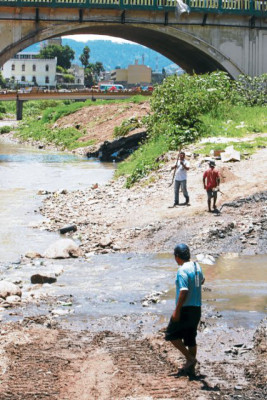 Kilómetros de contaminación dividen Tegucigalpa y Comayagüela