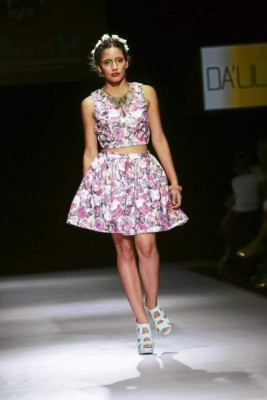 Delicadas prendas que emergen del jardín a la pasarela