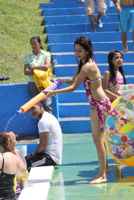 Bajo el resplandeciente sol, mujeres hondureñas derrochan belleza
