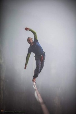 Joven logra cruzar en bicicleta los Alpes sobre una cuerda floja