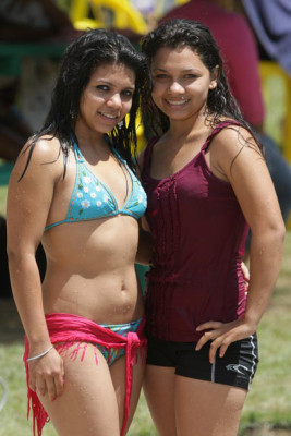 Bajo el resplandeciente sol, mujeres hondureñas derrochan belleza