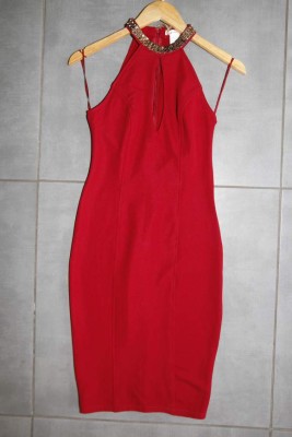 Incrustaciones de collar en su vestuario