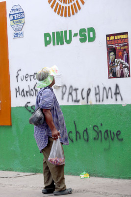 Plagaron inmuebles con consignas e insultos