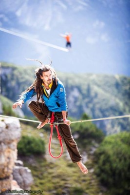 Joven logra cruzar en bicicleta los Alpes sobre una cuerda floja