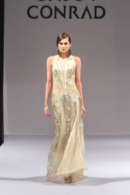 Transparencias, guipur y sedas en la pasarela