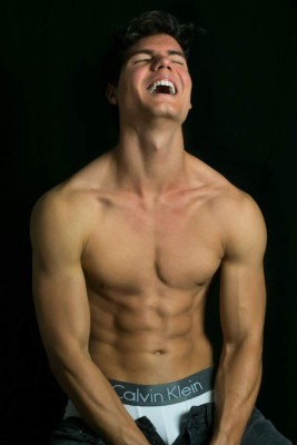 Ticos se roban las miradas y los suspiros de las catrachas