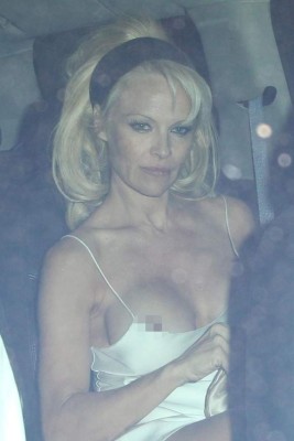 Pamela Anderson sufre incidente y muestra su seno
