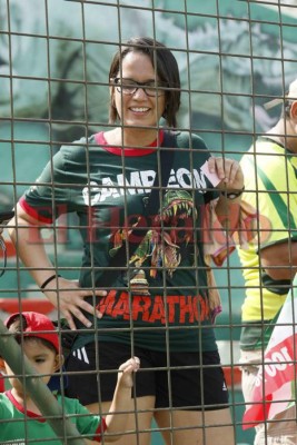 Bellas aficionadas del Marathón y Real de Minas llegan al Yankel Rosenthal