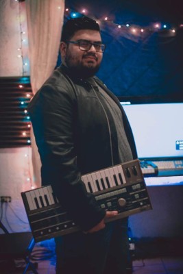 Revolución Total estrena 'Te adoramos”