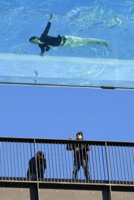 Sky Pool, la espectacular piscina transparente que además es un puente aéreo que une dos edificios (FOTOS)