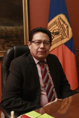 Hermes Alduvín Díaz: 'Corto café, trabajo con el azadón, machete y hacha”