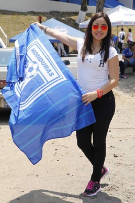 Espectacular ambiente de hondureños en El Salvador