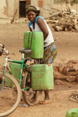 Llevando bicicletas con beneficios a África