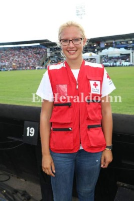 Bella joven alemana se enamora de los desfiles hondureños