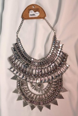 Prendas y accesorios dorados y plateados