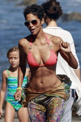 Famosas que muestran con orgullo sus estrías y celulitís