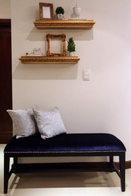 La armonía entre el color de la pared, las repisas y el mobiliario es fundamental para que todo lleve estilo. AG Design.