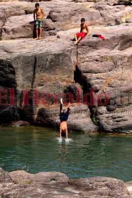 Así es el espectacular y único río azul de Nueva Armenia (FOTOS)