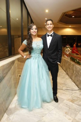 Los Seniors de la England School celebran su baile de graduación