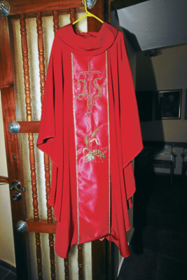 Morado, blanco y rojo, los colores de Semana Santa