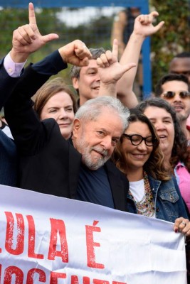 FOTOS: Ovacionado por sus partidarios salió Lula da Silva de la cárcel