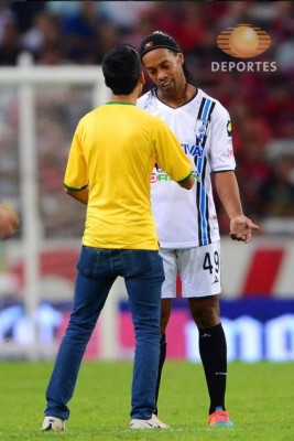 VIDEO: El gesto de Ronaldinho con invasor de cancha