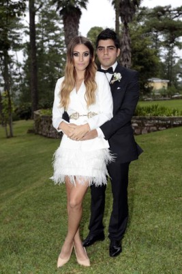 Celebran su matrimonio civil entre verdes pinares