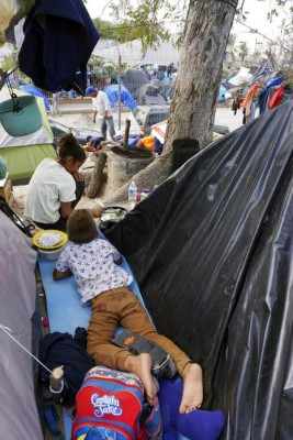 Precariedad y hacinamiento, la vida de migrantes en campamento improvisado