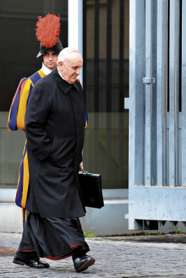 Papa advierte que iglesia podría convertirse en ONG