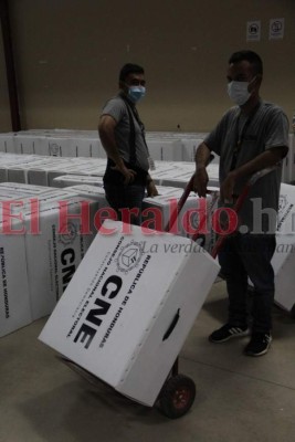 Así avanza el proceso de preparación de maletas electorales en el Centro Logístico Electoral (Fotos)