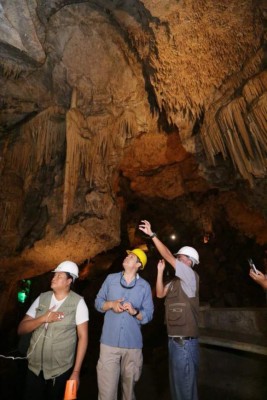 Así disfrutó el presidente Juan Orlando Hernández el recorrido por las cuevas de Taulabé