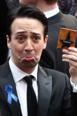 ¿Qué significa el listón azul que llevaron algunos artistas en la alfombra roja de los Oscar?